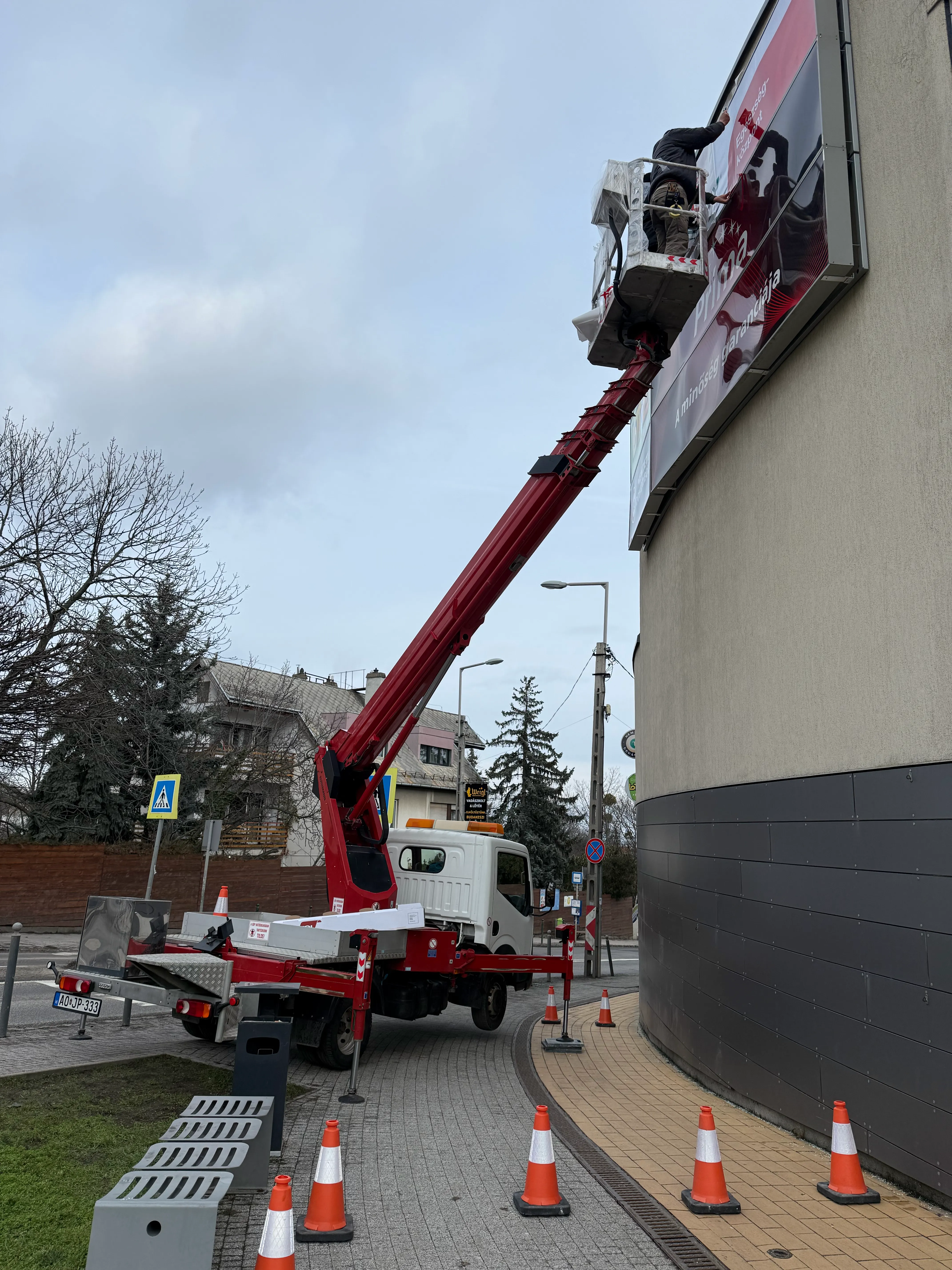 Kosarasemelő munkavégzés közben